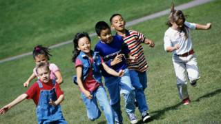 Niños corriendo