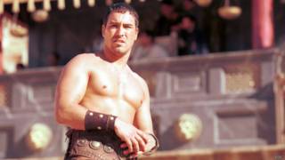 Hombre interpretando a un gladiador