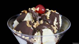 Helado con chocolate derretido.