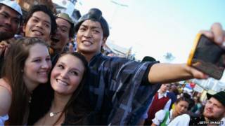 Grupo de jovens tira 'selfie' (Foto: BBC)