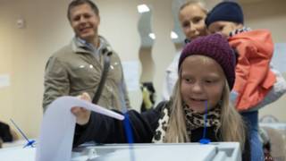 ребенок у урны для голосования