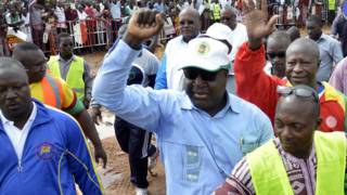 Zéphirin Diabré, chef de file de l'opposition burkinabé, faisant un point levé lors d'une manifestation.