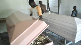 Fabricantes de caixões na Libéria (AP)
