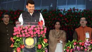 मुख्यमंत्री पद की शपथ लेते देवेंद्र फडनवीस