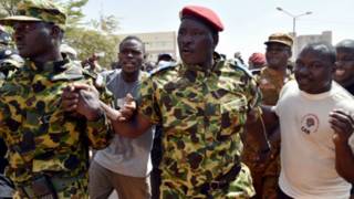 Col Isaac Zida (hagati) avuga ko atotanga ubutegetsi mu ndwi zibiri