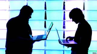 Двое с раскрытыми лэптопами с руках
