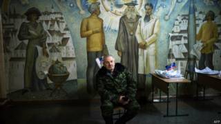 ополченец в зале для голосоания