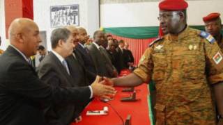 Lt Col Isaac Zida abonana n'abaserukiye ibihugu muri Burkina Faso