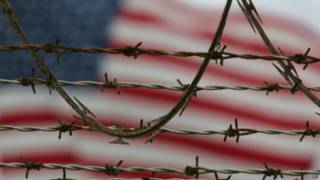 Флаг США на фоне тюремной решетки