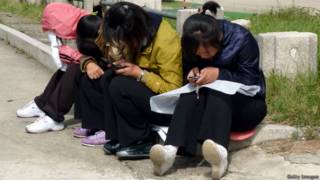 Mujeres norcoreanas utilizando celulares
