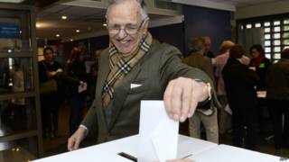 Un hombre vota en Barcelona