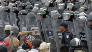 Tensión entre manifestantes y policías en México.