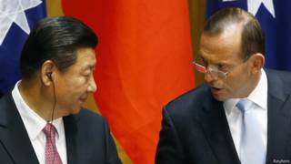 Xi Jinping (izq.) y Tony Abbott
