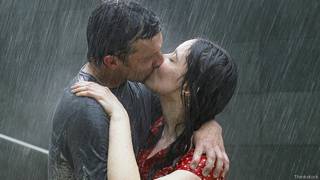Pareja besándose