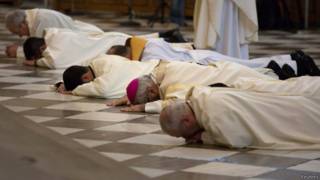 Sacerdotes de Granada (foto: Reuters)