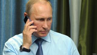 Владимир Путин говорит по телефону