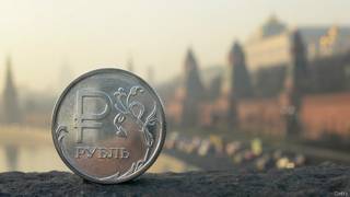 Рубль на фоне Кремля