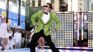 El artista surcoreano Psy en el videoclip de Gangnam Style
