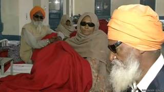 अमृतसर के अस्पताल में भर्ती शिविर में आंखों की रोशनी गंवाने वाले लोग