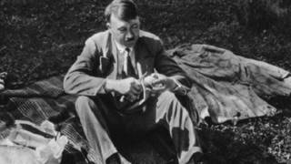 Hitler em piquenique, em foto de arquivo (Getty)