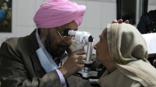 नेत्र शिविर में ऑपरेशन करवाने वालों की आॉखों से निकला पस