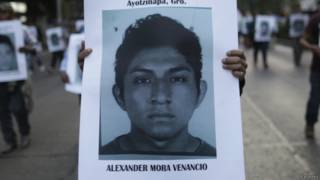 Cartel con la foto de Alexander Mora
