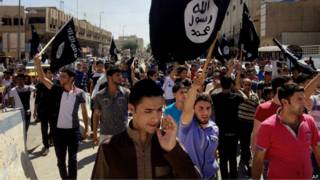 Manifestación a favor de Estado Islámico en una calle de mosul en junio de 2014.