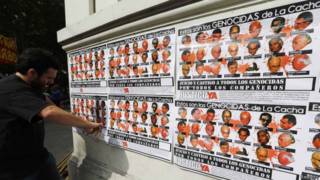 Cartaz menciona 21 acusados de tortura durante a ditadura argentina que estão em julgamento | Foto: Reuters