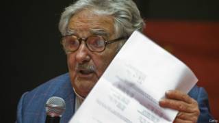 Mujica con la carta