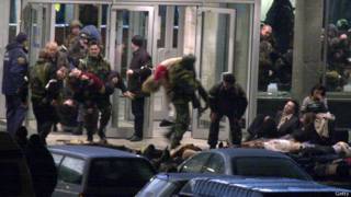 Сотрудники спецслужб выносят пострадавших из театра Норд_Ост на Дубровке