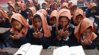 पेशावर के आर्मी स्कूल में मारे गए लोगों के लिए दुआ करती स्कूली लड़कियां