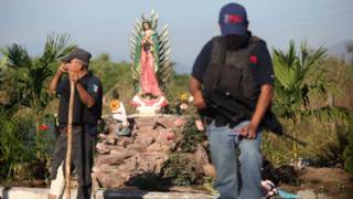Policía vigila la comunidad de La Ruana, Michoacán. Foto: AFP/Getty