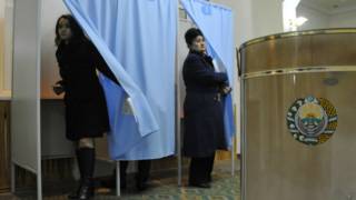 Голосующие в Узбекистане