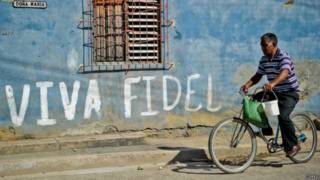 Muro com pichação em apoio a Fidel Castro, em Cuba (foto: Getty Images)