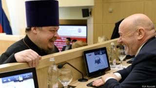 председатель синодального отдела по взаимодействию Церкви и общества Московского патриархата протоиерей Всеволод Чаплин (слева)