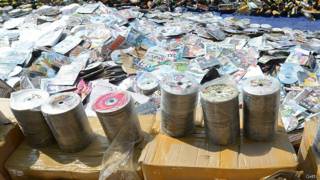 Đĩa DVD khiêu dâm ở Indonesia bị thu gom chờ tiêu hủy