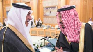Príncipe Salman bin Abdulaziz (der.) y el ministro de Finanzas saudita Ibrahim Al-Assaf