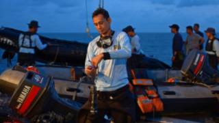Des agents de la marine indonésienne participant aux recherches de l'avion d'AirAsia.