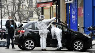 Peritos examinam carro usado por extremistas (Foto: AFP)