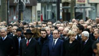 Mwenyejei Rais Hollande na wageni wake wakishiriki kwenye maandamano mjini Paris