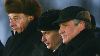 Жак Ширак, Александр Квасьневский и Владимир Путин в Освенциме в 2005 году