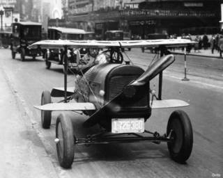 Un carro con hélice y alas por Nueva York, en 1924