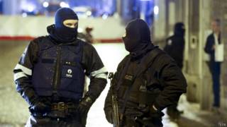 Policiais em Verviers, onde polícia matou 2 suspeitos (EPA)