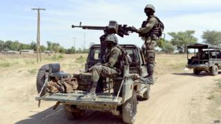 Soldados camaroneses patrulham fronteira com a Nigéria, em foto de dezembro (AFP)