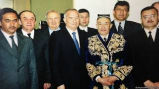 Тимур Алимов(чапдан иккинчи) истеъфога чиққунига қадар кадрлар масалалари бўйича Президент Ислом Каримовнинг давлат маслаҳатчиси сифатида фаолият юритган.