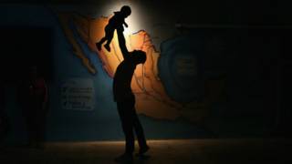 Migrante hondureño y su hijo en el albergue La 72 de Tenosique, Tabasco, México. Foto: Getty