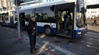 Policiais em cena de crime em Tel Aviv (foto: AP)