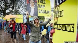Manifestantes apoyando a Raif Badawi