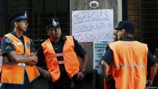 Entrada do prédio onde trabalhava Nisman, em Buenos Aires (Reuters)