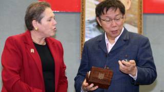柯文哲接過克雷默女男爵贈送的懷表(台灣中央社圖片26/1/2015)
